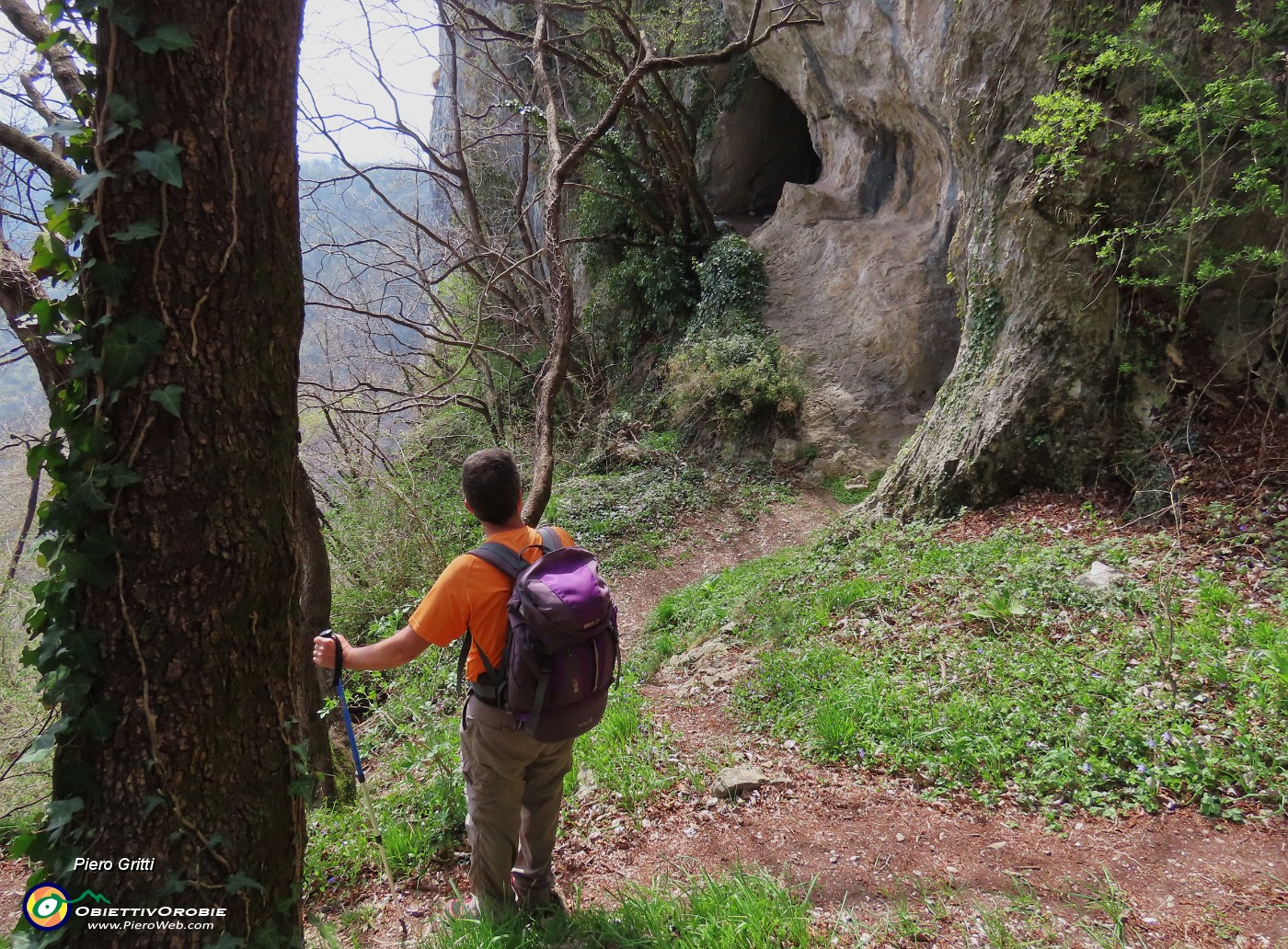 53 Rischioso salire alla grotta in alto....JPG
